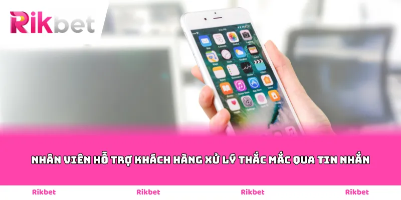 Nhân viên hỗ trợ khách hàng xử lý thắc mắc qua tin nhắn